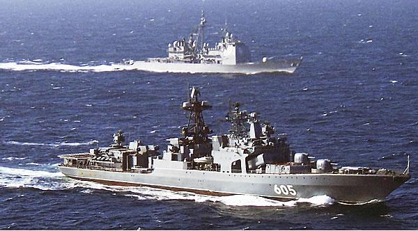 Большой противолодочный корабль «Адмирал Левченко» и ракетный крейсер ВМС США Hue City во время совместных учений.