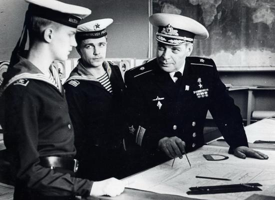 Начальник НВМУ, герой Советского Союза контр-адмирал Столяров Лев Николаевич на уроке по военно-морской подготовке. 1984г.