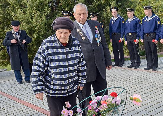 На Черноморском флоте почтили память моряков, погибших 29 октября 1955 г. на линкоре «Новороссийск»