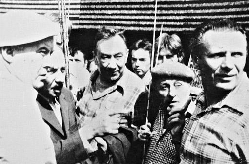 Петр Филоненко (справа) на съемочной площадке вместе с известным советским актером, героем войны Алексеем Смирновым (в центре).