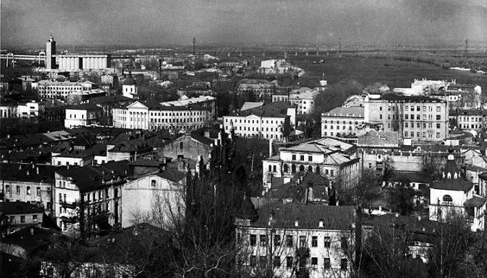 Вид на Подол с Андреевского спуска. Март 1970 г.