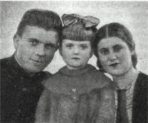 А.И. Маринеско с женой Ниной и дочерью Леонорой. 1937 год.