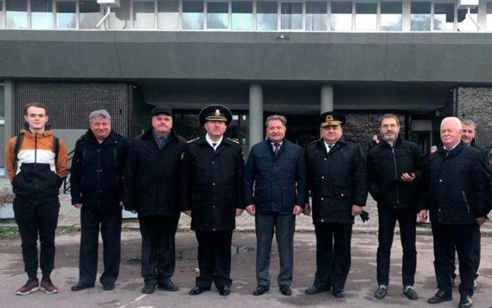 Слева направо: Р. Дека, М. Писарев (1983 г.в.),Ю. Куроедов (1986 г.в.), М. Юрченко (1984 г.в.), М. Ненашев (1983 г.в.), В.Соколов, контр-адмирал Владимир Монастыршин, В. Мальцев (1984 г.в.).