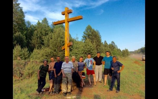 Рядом с односельчанами возле межевого креста, который поставили летом 2016 года