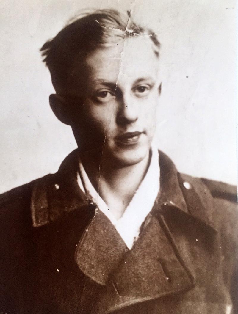 Дьяконов Г. А., февраль 1945г. г.Познань, Польша. После ранения в госпитале. Отцу 20.5 лет