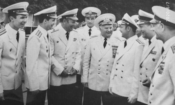 Слева направо: Д.Иванченко-31 кл., И.Ковалевский-12 кл, к.а.В.Некрасов-нач.уч. 83-85, А.Чижов-32 кл., адмирал П.Н. Медведев-нач ПУ ВМФ, Н.Шмаков-32 кл, В.С. Фомин-НПО уч., в.а.Н.С.Каплунов-нач.уч.72-83 г.г.
