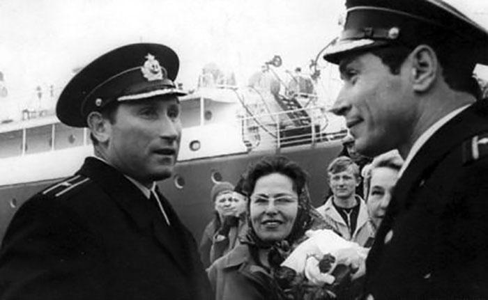 капитан 3 ранга-инженер В.Н. Левицкий провожает капитана 3 ранга
 В.Н. Никитского в поход кораблей ТОФ в Индию, Владивосток, 1968 год
