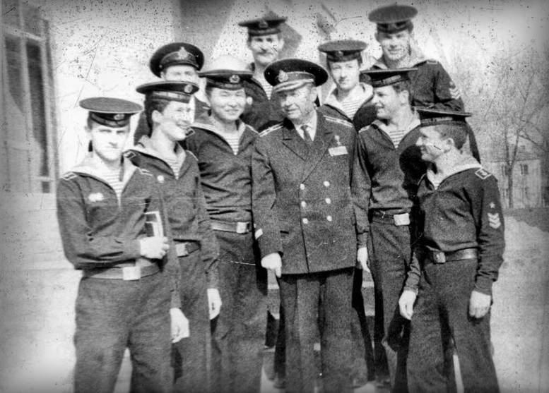 Капитан 1 ранга А.В. Забояркин с курсантами выпуска 1979 г. Лютеж, 1978 год