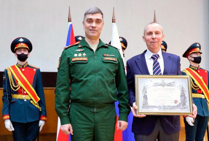 Начальник ЦСКА полковник Громов А.В. вручает тренеру ЦСКА капитану 1 ранга Сорокину В.Д. грамоту Министра обороны РФ.