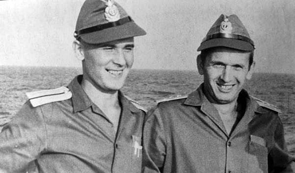 Лейтенант И.А. Белозерцев и капитан-лейтенант Л.Ф. Пархимович на палубе БПК «Адмирал Макаров», южная Атлантика, 1976 г.