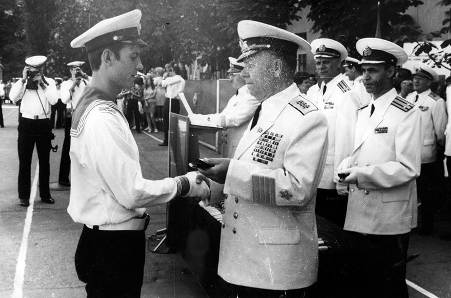 Начальник политического управления ВМФ адмирал Гришанов В.М. вручает  Денисенко В.М. офицерские погоны и кортик, 12  июля 1973 года.
