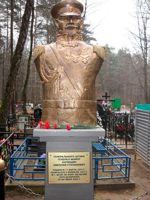 Памятник генерал-майору Генерального штаба Батюшину Н.С. на Николо-Архангельском кладбище г. Москвы.