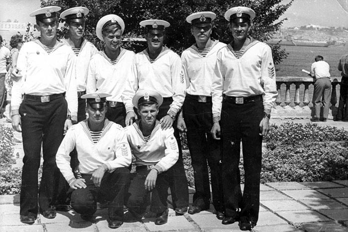 Участники шлюпочного похода КВВМПУ Киев – Севастополь в главной базе Черноморского флота, 1975 год.