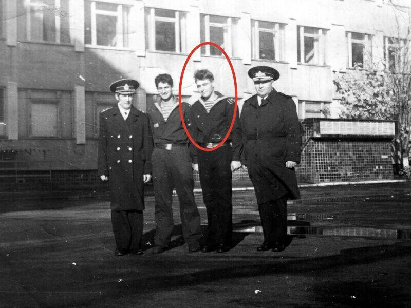 На фото, как мне сказали, слева на право, НачПО училища капитан 1 ранга Ефимов Г.К., не знаю кто, Олег Потапов, начальник училища контр-адмирал Коровин А. М.