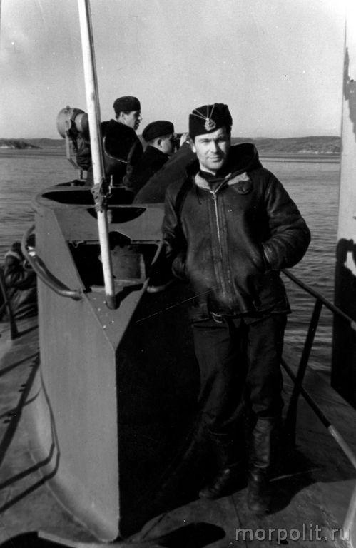 В.П. Некрасов на рубке подводной лодки. Северный флот, 1968 год