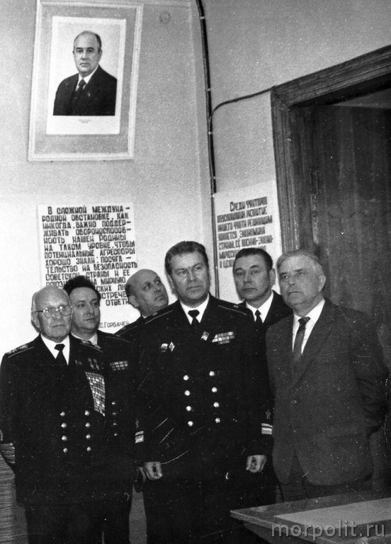 В.П. Некрасов сопровождает С.Г. Горшкова во время последнего визита ГК ВМФ в КВВМПУ, 1984 год