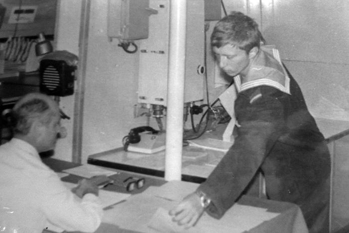 А.В. Верховский на экзамене по мореходной астрономии. Северная Атлантика, август 1981 года.