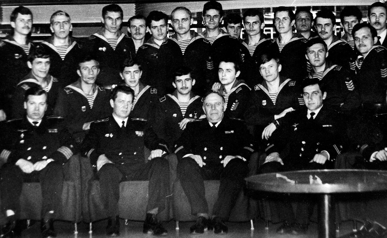424 класс выпуска КВВМПУ 1982 г. на ТАКР «Киев». Г.Т. Галиев в верхнем ряду третий слева, февраль 1982 г.