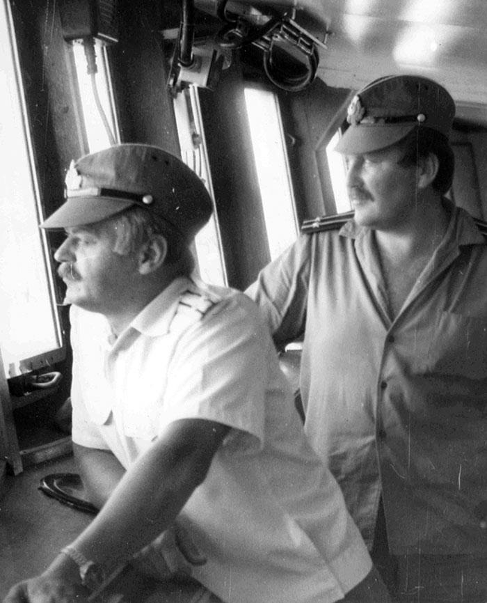 Патраков В.А. справа от командира ОИС «Молдавия» капитана 2 ранга Иванова В.Л. перед заходом на Кубу, 1986 год