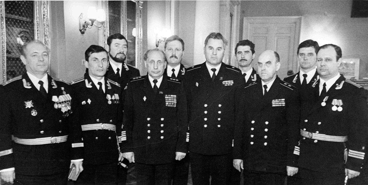 С командованием ЛенВМБ после вручения государственных наград.
В.А. Патраков во втором ряду в центре, 1988 год
