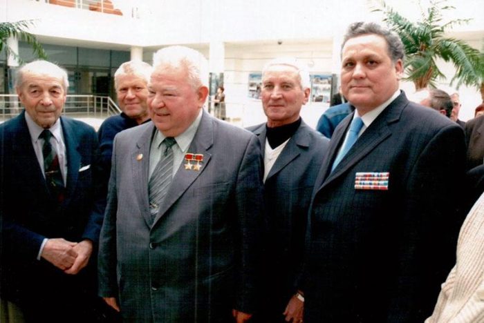Р.З. Раянов справа от лётчика-космонавта СССР дважды Героя Советского Союза Г.М. Гречко на мероприятии, посвящённом 50-летию космической эры человечества. г. Коломна, 15 апреля 2011 года.