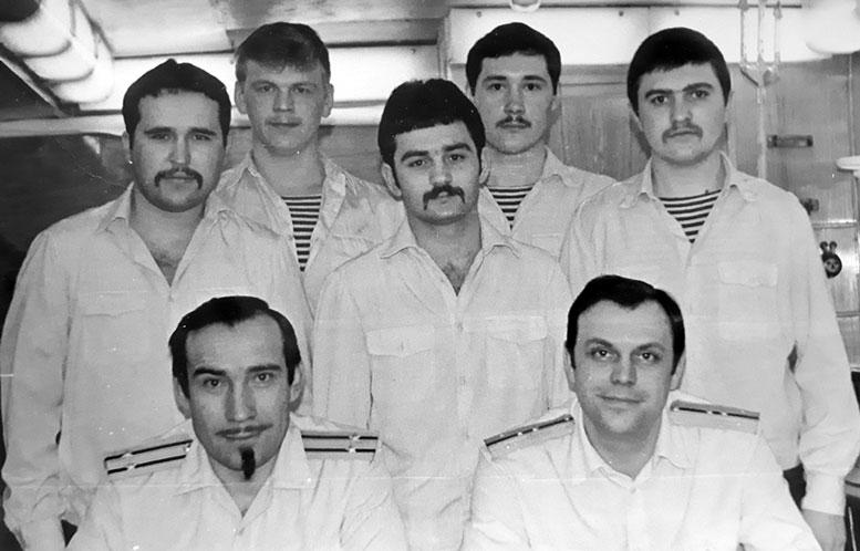 На боевой службе на борту РПК СН К-395 сидят справа замполит капитан-лейтенант 
Шовкопляс В.П.,, слева командир корабля капитан 2 ранга Кузнецов В.Н., впоследствии контр-адмирал. Северная Атлантика, 1981 год.     
