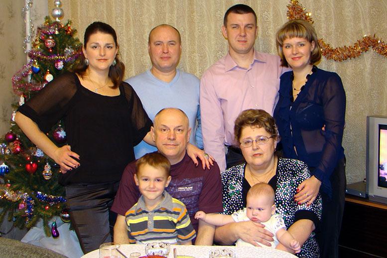Всей семьёй встречают Новый 2009 год