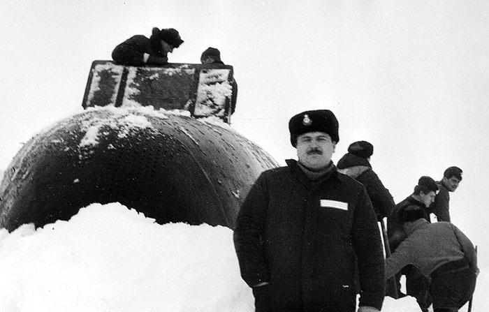 Юрченко М.В. у рубки пла К-527 после всплытия в приполюсном районе Арктики со взломом пакового льда, август 1994 года
