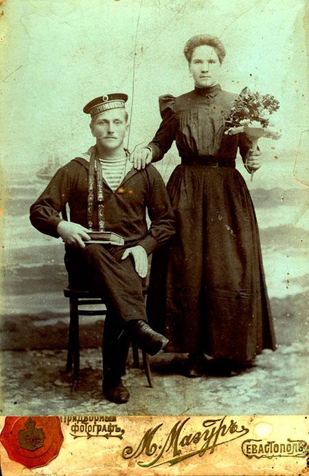 На снимке придворного фотографа М. Мазура Василий Яковлевич Кочетков с супругой в г. Севастополе, Приморский бульвар, 1916 год 