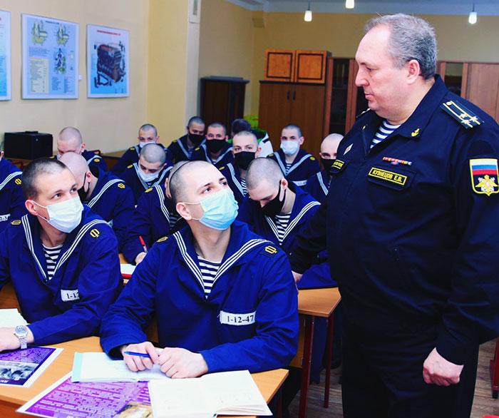 Е.В. Кузнецов проводит занятие с курсантами призыва осени 2020 года в Учебном центре ВМФ. г. Северодвинск,12 апреля 2021 года
