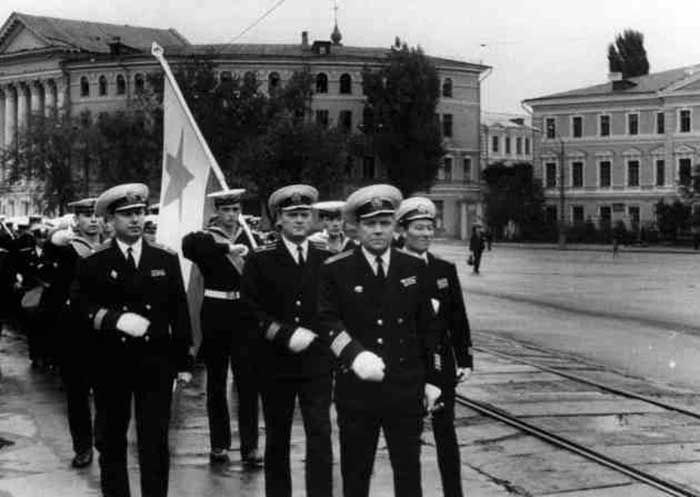 Капитан 2 ранга Г.С. Жуков во главе строя 1-го батальона КВВМПУ.  г. Киев Красная площадь, 1971 год