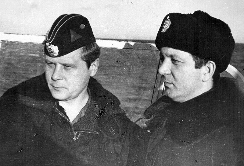 Первый командир РПК СН К-114 капитан 1 ранга В.А. Хандобин   (впоследствии контр-адмирал) и заместитель по политчасти капитан 2 ранга О.В. Николаев на мостике корабля, 1989 год