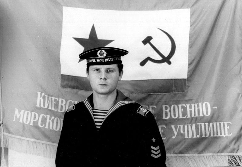 Фотография отличника учёбы О.В. Николаева на фоне развёрнутого Знамени КВВМПУ, 1973 год