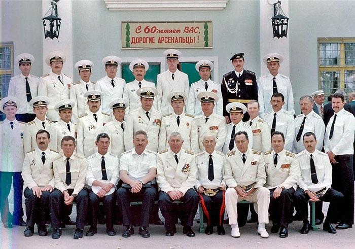 Командование 31-го Центрального военно-морского арсенала на праздновании 60-летнего юбилея части, П.М. Попов сидит крайний слева. г. Ульяновск, 14 августа 2001 года
