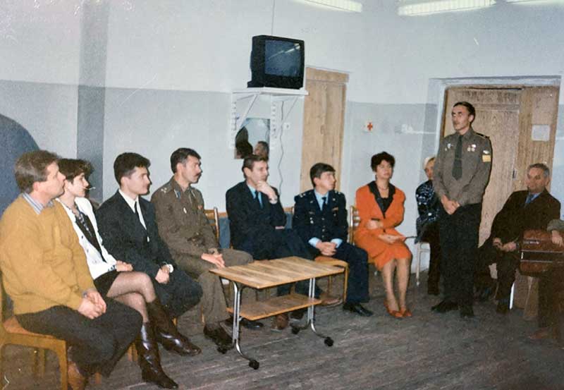 Полковник Рунаев Ю.В. в центре на занятиях с курсантами Клуба юных любителей казачества, 1998 год