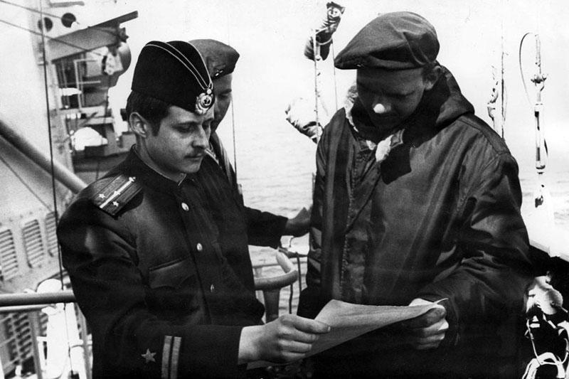 Старший лейтенант Смирнов А.И. обсуждает с сигнальщиками текст боевого листка