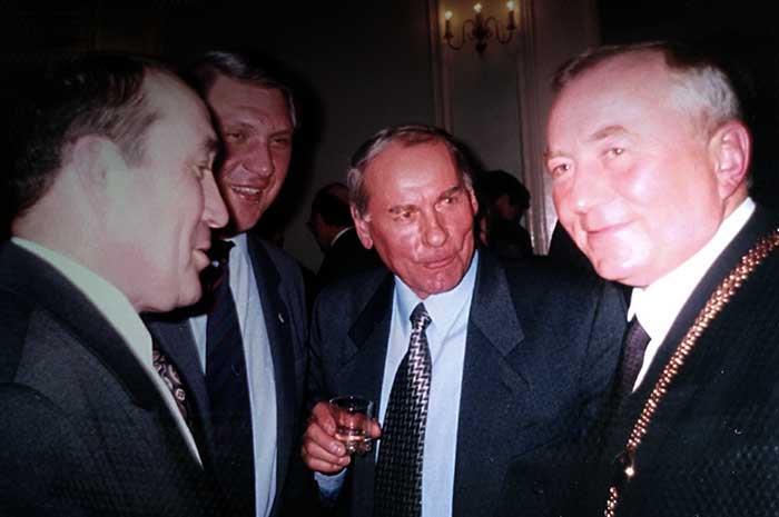 В.Х. Низамутдинов второй слева на приёме по случаю второго срока Ю.А. Евдокимова              в должности губернатора Мурманской области Ю.А. г. Мурманск, 2004 г. 