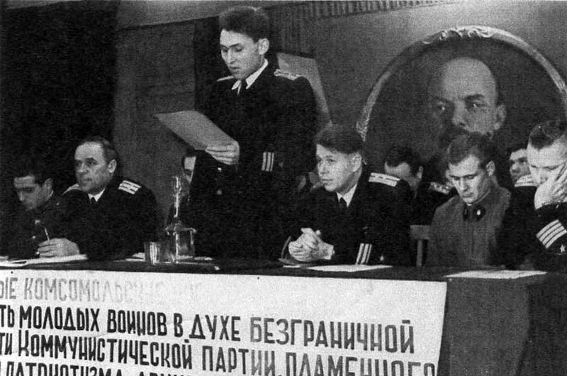 На комсомольской конференции военных строителей Северного флота.  В.С. Селезнёв третий слева. г. Североморск, 1959 год
