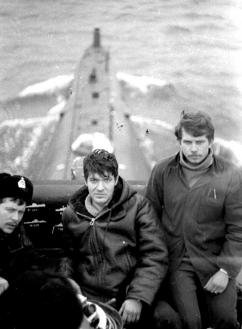 К.П. Собора в центре на рубке подводной лодки С-338. Балтийское море, 1987 год