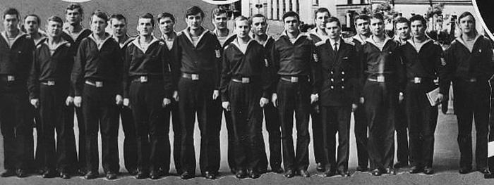 Первый класс первой роты первого выпуска КВВМПУ перед выпуском.  А.А. Кудрин шестой справа. г. Киев, 1971 год