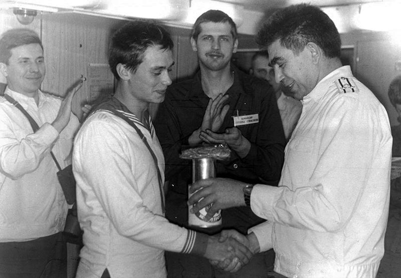Капитан 1 ранга Мингазов Г.Х. вручает призы победителям социалистического соревнования на боевой службе. Баренцево море, 1986 год