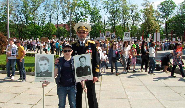 контр-адмирал Осякин В.И. с внуком Леонидом после прохождения Бессмертного полка. г. Калининград, 9 мая 2015 года
