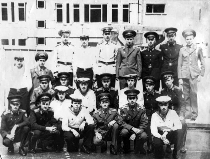 На групповом снимке суворовцы и нахимовцы, прибывшие в училище в 1975 году.