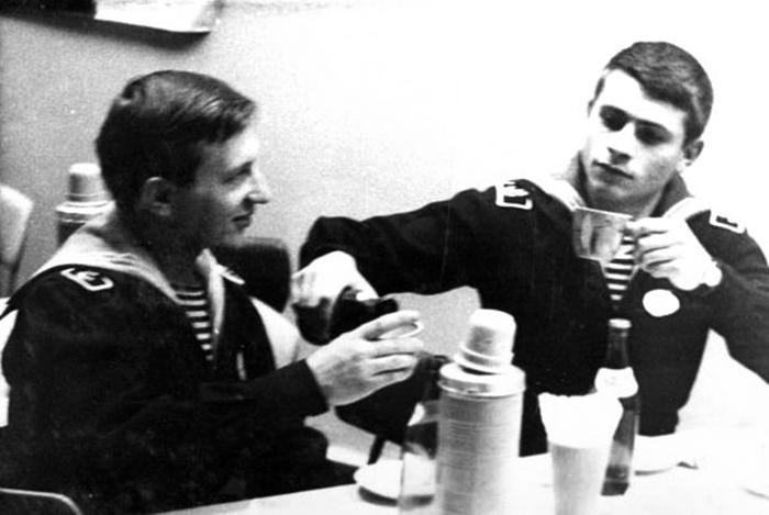 Слева направо: курсанты В.В. Чистов и Л.Г. Попов в буфете училища, 1970 год