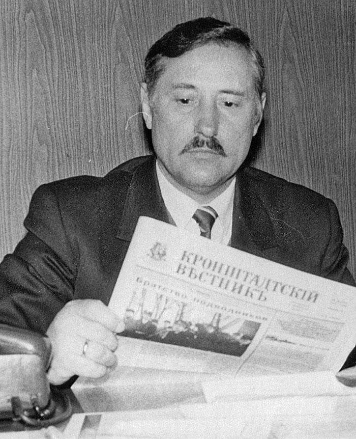 Ушаков В.Д.в кабинете главного редактора
газеты «Кронштадтский вестник», 1995 год
