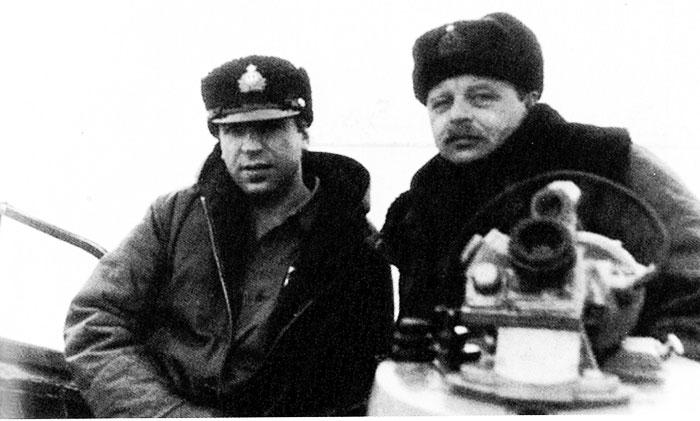 На выходе из Кольского залива капитан 1 ранга Д.А. Макрушин с капитаном 1 ранга В.А. Поповым, будущим адмиралом. 1987 год
