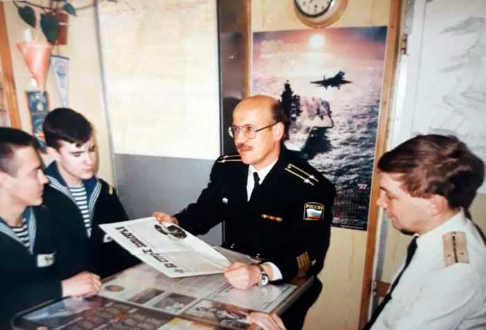 капитан 2 ранга В.В. Шалимов проводит занятие с агитаторами. г. Североморск, 
1987 год

