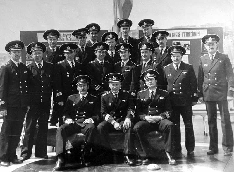 Офицеры БПК «Очаков», капитан 3 ранга Гирушев В.З. стоит в первом 
ряду второй справа. г. Гавана (Куба), 1986 год

