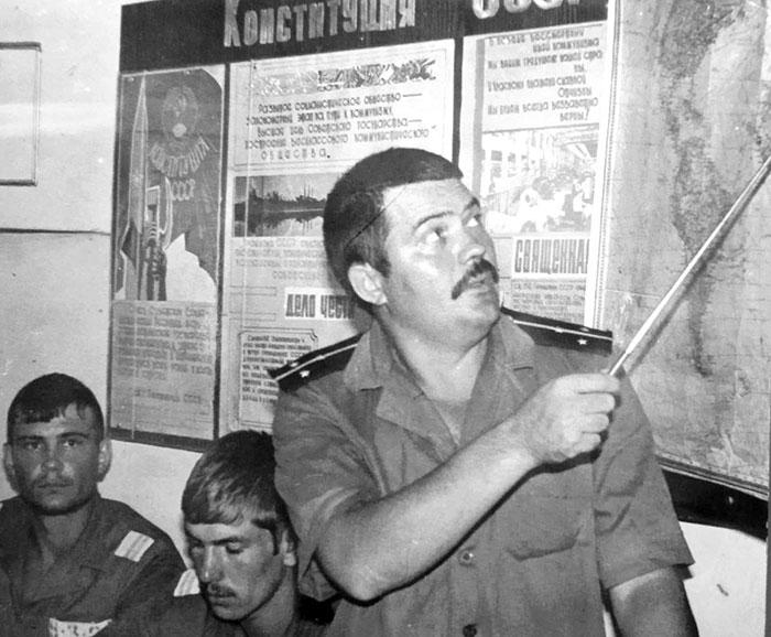 старший лейтенант Галяув Ф.Т. проводит политзанятие со старшинами БПК «Петропавловск», Средиземное море, 1978 год