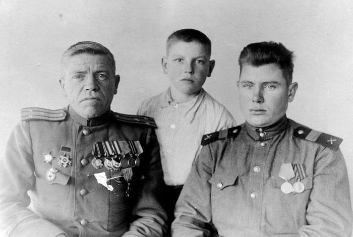 Виктор Александрович Кузьмин с дядей Петром Андреевичем и его сыном Владимиром. г. Кременец Тернопольской области УССР, 6 ноября 1946 года